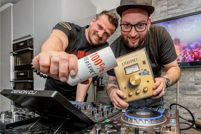 Rico Einenkel (links) und Sebastian Seidel haben als DJ-Duo-Stereoact gerade wieder einen Hit gelandet. Für den Silvesterabend unterbreiten sie zudem ein musikalisches Angebot. 