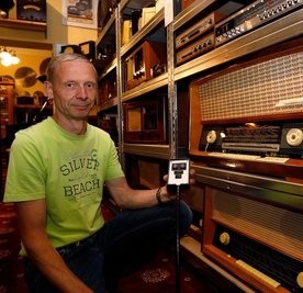 Sammelt Radios oder Fernseher: Uwe Pöschmann hat die Fernbedienung für ein 60 Jahre altes Radio nachgebaut.