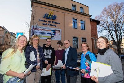 Gemeinsam mit neun Berufskollegen kamen Apothekerinnen Ramona Schmidt (von links) und Constanze Süßdorf-Schönstein, die Auszubildenden Moritz Fels und Matthias Knoch sowie Plauener IWB-Schulleiter Mario Werrmann, Apothekerin Heidrun Bursee und Auszubildende Alexandra Köcher zusammen, um über die Neuausrichtung der PTA-Ausbildung zu beraten.