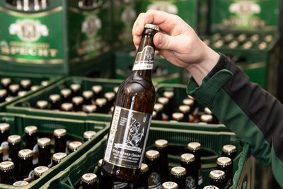 Was die Specht-Kundschaft am meisten interessiert: Bergmannsbier, Landbier, Pilsner, Schwarzer Specht. Jetzt kommt zu diesen beliebten Sorten das Bergmanns-Zwickel.