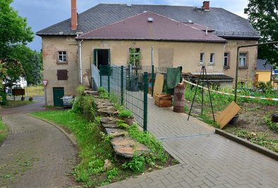 Die Rückseite des ehemaligen Gasthofs in Bockendorf in Richtung Kirche. Hier ist ein barrierefreier Zugang zum Saal entstanden. 