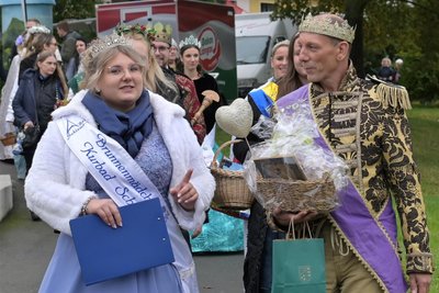 Für Sarah Vogel (l.) ist die Amtszeit zu Ende gegangen. Rechts Goldkönig Sascha Rühl aus Goldenstedt.