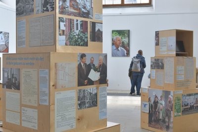 Eine Ausstellung zu Günter de Bruyn findet derzeit in der Petrikirche Freiberg statt.