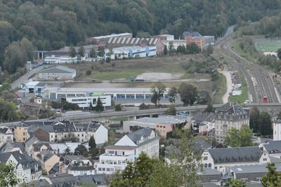 Blick aus der Luft auf das Gewerbegebiet am Bahnhof in Aue. Eine Firma aus der Stadt plant nun dort einen Neubau zu errichten.