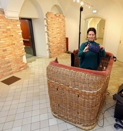 Mitarbeiterin Anja Straube testet die virtuelle Ballonfahrt. 