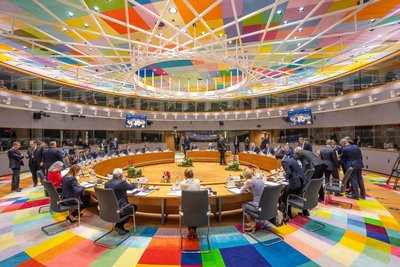 Die Staats- und Regierungschefs der EU-Mitgliedsländer haben beim Gipfel in Brüssel ein Milliardenhilfskredit für die Ukraine beschlossen. Foto: Michael Kappeler/dpa