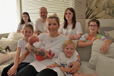Familie Neubert mit Lynn, Vater Maik, Joy und Elena (hinten von links) sowie Hannah, Mutter Nicole mit der kleinen Leni auf dem Arm und Levi. Auf dem Bild fehlt Nora, die in Dresden lebt.