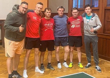 Altmeister Dieter Stöckel (3. v. r.) ist der Spiritus Rector des TSV. Stefan Meiner, Chris Lasch, Petr Dvorak, Ivo Wunderlich und Alister Seltmann (v. l.) sowie Ales Hanl (fehlt) sollen den Aufstieg schaffen. 