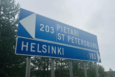 Nach Sankt Petersburg ist es kaum weiter als nach Helsinki: Schild am Grenzübergang Vaalimaa in Südostfinnland.