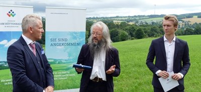 Thomas Bergler, Leiter der Projektentwicklung, Wolkensteins Bürgermeister Wolfram Liebing und Projektleiter Gero Pandorf (von links) zum Vermarktungsstart des neuen Wohngebiets "Am Hüttenbach". 