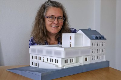 Sachbearbeiterin Claudia Frank präsentiert ihr Modell des Schulanbaus in Rödlitz. Ob er kommt, ist offen.