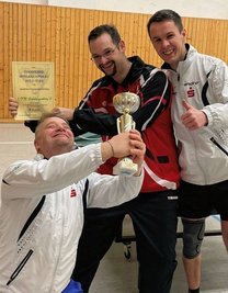 Enrico Heymann, Stephan Neubert und Philipp Taudt (v. l.) von der dritten Mannschaft des 1. TTV Schwarzenberg bejubeln den Kreispokal. 