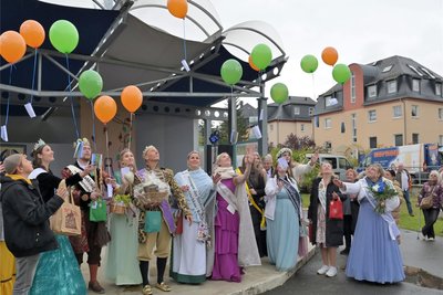 Bei der Amtsübergabe des Brunnenmädchens waren viele Hoheiten dabei und ließen Luftballons mit guten Wünschen aufsteigen.