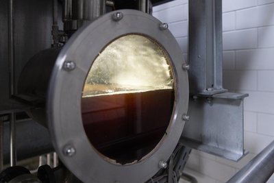 Im warmen Sudhaus blubbert im großen Kessel die Maische.