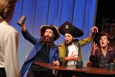Die drei „wichtig wirkenden Piraten“ schicken Guybrush auf Abenteuerreise.