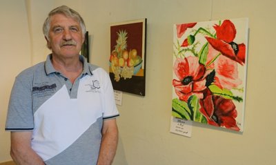Siegbert Hertel aus Leubnitz zeigt seine künstlerischen Werke im Kreuzgewölbe des Schlosses. 