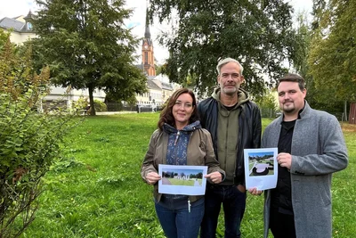 Sara und Jan Grasnick von der Kulturstiftung Mylau mit Architekt Christian-Frank Knobloch (v. l.) im Park zwischen Markt und Nawarra, wo der Stadtgarten Mylau entstehen soll.