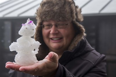 Claudia Hinz, Wetterbeobachterin auf der Wetterwarte Fichtelberg, konnte eine kleinen Schneemann bauen.