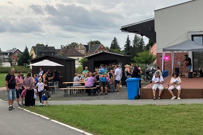 Am Güterboden spielte Michelle Schenk Live-Musik und es gab Getränke und Snacks.