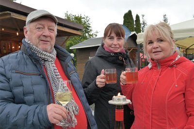 Andreas und Simone Schubert aus Bad Schlema und Melanie Dunger aus Aue (Mitte) beim Quell- und Weinfest.