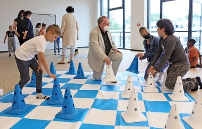 Rainer Eichhorn mit Schülern der Adam-Ries-Grundschule. Das Spielen macht allen Spaß. 