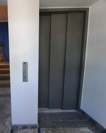 Im ehemaligen Schlauchturm ist jetzt der Fahrstuhl.