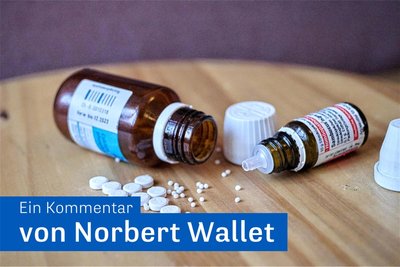 Homöopathische Glasfläschchen, Kügelchen und Tabletten liegen auf einem Tisch. Lauterbach will deren Finanzierung durch gesetzliche Kassen streichen.