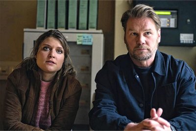 Die beiden Kommissare Karina Szabo (Lara Mandoki) und Robert Winkler (Kai Scheve) – hier im aktuellen Teil „Die Tränen der Mütter“ – kommen nun zu Dreharbeiten nach Oberwiesenthal.