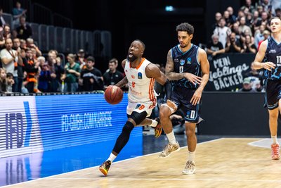 Die Niners um John Newman haben gegen das starke Team aus Ankara große Probleme.