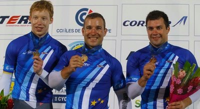 Joachim Eilers holt gemeinsam mit Robert Förstemann und Tobias Wächter (v. l.) Gold im Teamsprint.