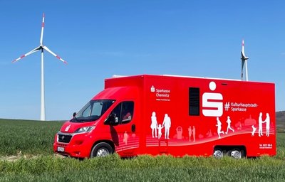Knallrot und doch keine Feuerwehr: Die mobile Filiale der Sparkasse Chemnitz ist künftig rund um Chemnitz unterwegs. 