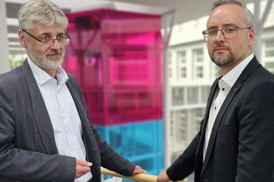 Die Geschäftsführer der Kliniken Freiberg und Mittweida, Matthias Stolze und Florian Claus (r.), warnen vor zusätzlichen Sparvorgaben.