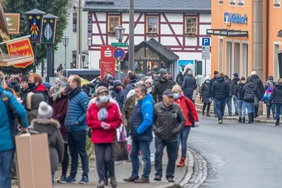 Da die Hauptstraße - anders als zur Seiffener Weihnacht - nicht gesperrt ist, drängen sich die Besucher auf den Gehwegen. An den Grill- und Glühweinbuden gibt es Warteschlangen. Einige Tagestouristen halten weder den Mindestabstand ein, noch tragen sie eine Mund-Nase-Bedeckung. 
