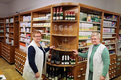 Elke Politi (links) und Cornelias Paulick schließen die Adler-Drogerie in Glauchau Ende Januar. 