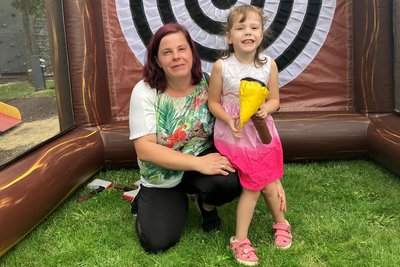 Lisa (4) hatte Spaß beim Werfen von aufblasbaren Hämmern, hier mit ihrer Mutter Nicole Bauer (35).