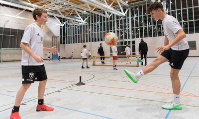Maurice Uhlmann aus Freiberg (l.) und Yannis Ludwig aus Brand-Erbisdorf gehören zum Kreis der mittelsächsischen Talente, die im DFB-Stützpunkt in Langenau trainieren. Die beiden Zwölfjährigen spielen in der D-Jugend des BSC Freiberg sowie des SV Fortuna Langenau und befinden sich aktuell in der engeren Auswahl für einen Wechsel in ein Nachwuchsleistungszentrum. 