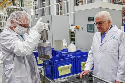 Bundespräsident Frank-Walter Steinmeier (r) besichtigt die Einkristallzüchtung in der Freiberger Compound Materials GmbH. Hier werden Gallimarsenid-Wafer für die Mikro- und Optoelektronik hergestellt.