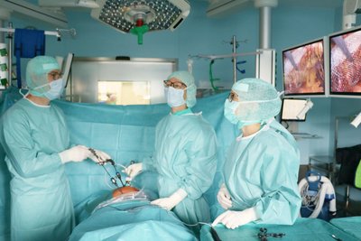 OP im Freiberger Krankenhaus: Oberarzt MUDr. Marian Fenik (links) und Oberärztin Katrin Sarodnik (Mitte) nehmen einen laparaskopischen Eingriff vor.