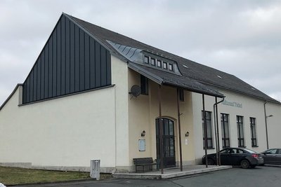 Der Kultursaal an der Hauptstraße in Triebel. An den linken Giebel Richtung Ortsausgang will die Gemeinde eine Mehrzweckhalle anbauen.