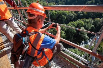 Vom oberen Ende des Brückenbogens geht es rund 60 Meter in die Tiefe. Diesen Anblick auf die Weiße Elster hielten viele Besucher per Foto fest.