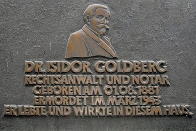 Die Gedenktafel hängt seit 1996 an der Krausenstraße 2. Nun ist sie beschmiert worden.