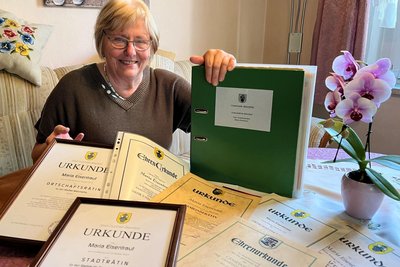 Maria Eisentraut hat sie noch immer, die grüne Mappe, die ihr 1990 nach der Wahl zur Gemeinderätin überreicht wurde. Seither kamen etliche Berufungsurkunden hinzu.