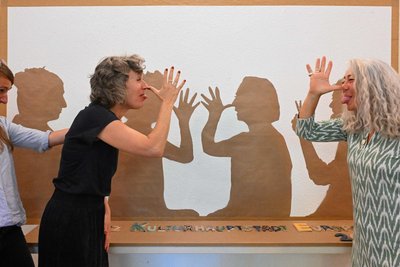Anja Hoppe, Anja Hüttner und die Künstlerin Stéphanie Noël (v. l.) haben ihren Spaß vor den Schattenbildern in der Lila Villa.