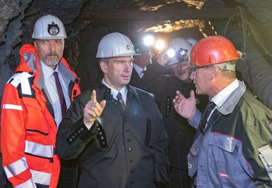 Prominenter Besuch auf der Baustelle im Markus-Röhling-Stolln: Oberberghauptmann Bernhard Cramer vom Oberbergamt Freiberg, Sachsens Wirtschaftsminister Martin Dulig und Sven Mahnert, Oberbauleiter von der Bergsicherung Schneeberg (vorn von links). 