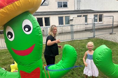 Maud Zutter (39) und ihre Tochter Maddy (4) aus Mittelbach warfen gemeinsam die Ringe.