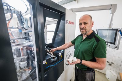 Andreas Schmidt arbeitet an einer der Maschinen, die in diesem Jahr bei der Bümag in Schönheide neu angeschafft wurden.