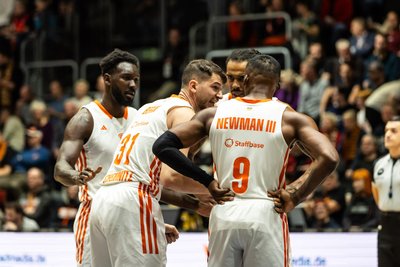 Diskussionsbedarf bei den Spielern der Niners Chemnitz während der Partie gegen Turk Telekom Ankara.