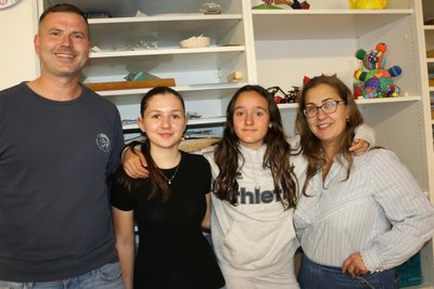 Leonie aus Pausa und Ana aus Guadalajara in Spanien mit Lehrer Stefan Kratz und Lehrerin Madeleine Lindemann-Weihermüller.