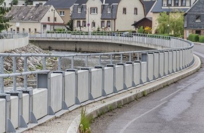 Fest eingemauert: Die Zschopau in Wiesa. Der Beton soll die Anwohner vor einem Jahrhunderthochwasser schützen.