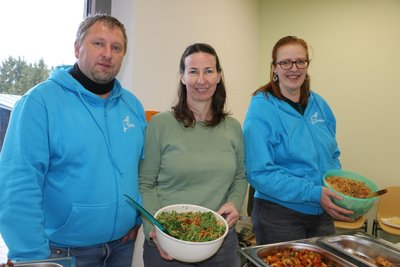 Der Förderverein grillte und richtete das Abendessen: Tobias Wolf, Susann Rödel, Doreen Rother (von links) sowie Janine Klug und Patrick Seifert (nicht auf dem Bild).